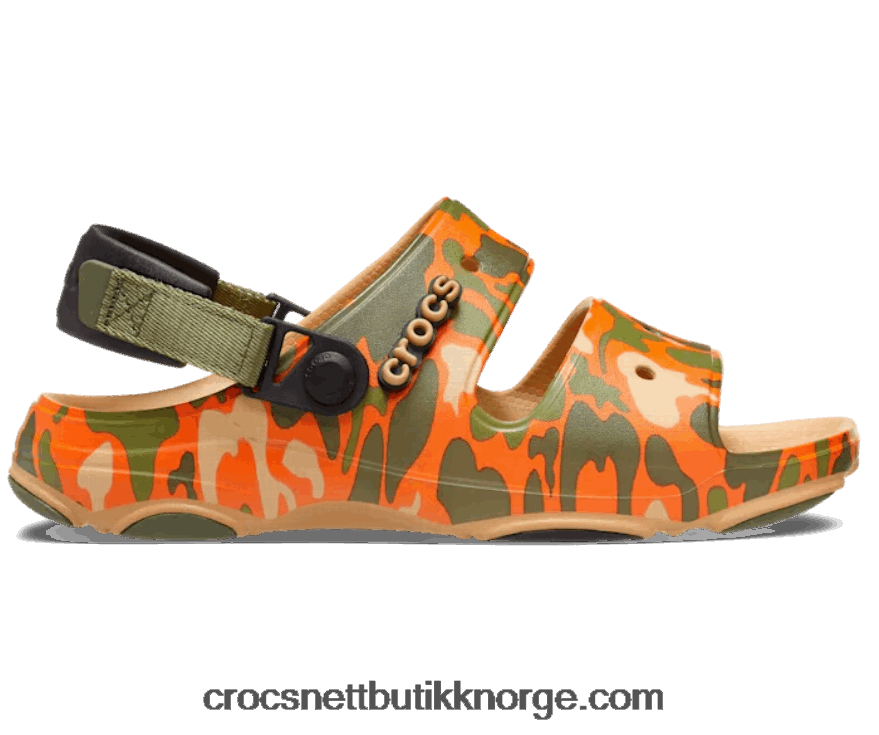 kvinner klassisk camo-sandal for alt i terreng Crocs tan/multi 6802D4503